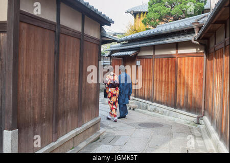 Maisons en bois traditionnel le long Ishibei Koji lane, Gion, Kyoto, Japon Banque D'Images