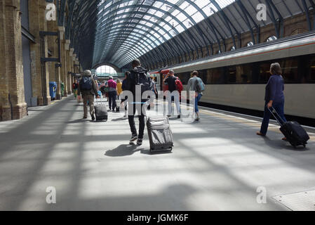 Les passagers qui arrivent à la gare de King's Cross, Londres, UK Banque D'Images