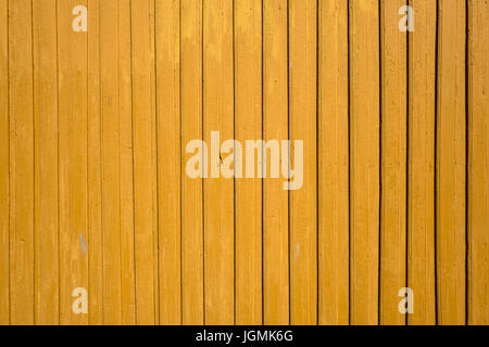 Un mur extérieur d'une typique maison en bois norvégien de couleur jaune Banque D'Images