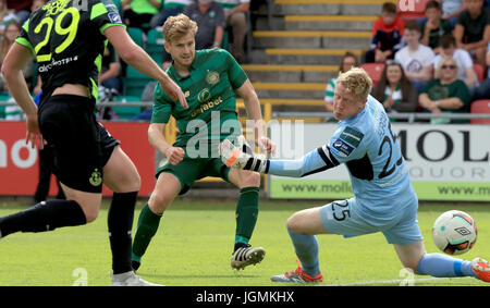 Du celtique Stuart Armstrong marque un but lors de la pré-saison friendly au stade de Tallaght, Dublin. Banque D'Images