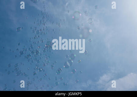 Des bulles de savon contre le ciel bleu Banque D'Images