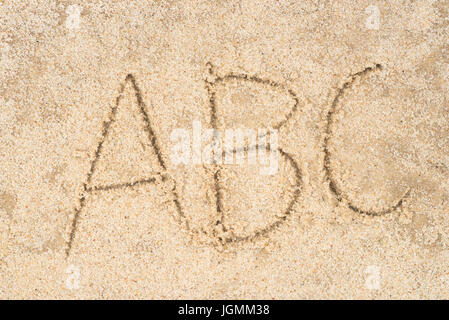 Abc abc écrit en fond de sable Banque D'Images