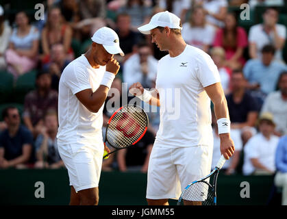 Marcus Willis (droite) et Jay Clarke pendant leur match de double sur la sixième journée des championnats de Wimbledon à l'All England Lawn Tennis et croquet Club, Wimbledon. Banque D'Images