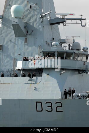 AJAXNETPHOTO.28 FÉVRIER 2014. PORTSMOUTH, Angleterre. - Retours - TYPE 45 destroyer HMS DARING ENTRANT DANS LA BASE NAVALE D'AUJOURD'HUI. PHOTO:TONY HOLLAND/AJAX REF:7285 SRD142802 Banque D'Images