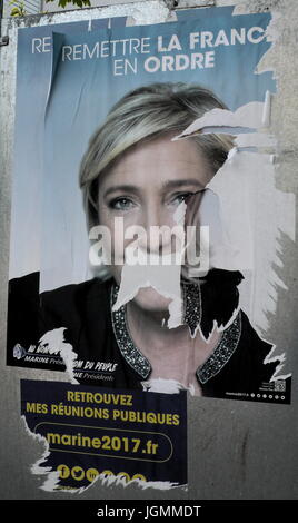 AJAXNETPHOTO. 2017. CANNES, FRANCE. - Première NATIONALE - LEADER POLITIQUE CANDIDAT ÉLECTION FN MARINE LE PEN EN VEDETTE SUR LES AFFICHES DANS UN PARC PUBLIC. PHOTO:CAROLINE BEAUMONT/AJAX REF:P1080320 1 Banque D'Images