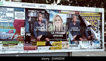 AJAXNETPHOTO. 2017. CANNES, FRANCE. - Première NATIONALE - LEADER POLITIQUE CANDIDAT ÉLECTION FN MARINE LE PEN EN VEDETTE SUR LES AFFICHES DANS UN PARC PUBLIC. PHOTO:CAROLINE BEAUMONT/AJAX REF:P1080356 1 Banque D'Images