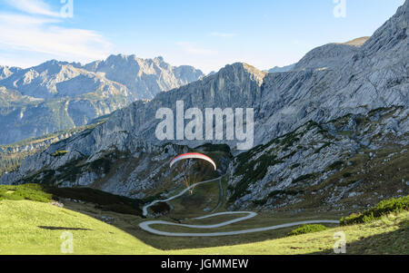 Paysage alpin avec planeur parapente dans les montagnes des Alpes bavaroises Banque D'Images