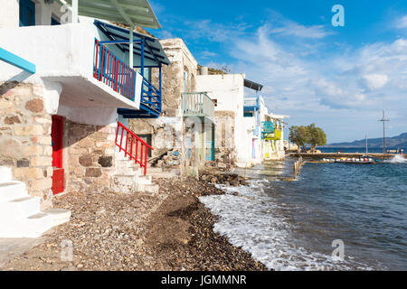 Klima, village traditionnel de pêcheurs avec deux maisons multicolores à étages, dans les concavités de la roche naturelle. Île de Milos, Cyclades, en Grèce. Banque D'Images