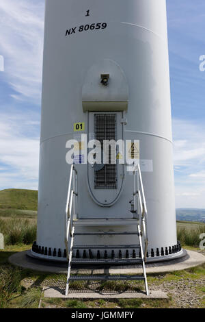 Porte d'accès en acier, marches et boulons d'ancrage à la base de l'éolienne au parc éolien scout moor à rochdale, nord-ouest de l'angleterre, royaume-uni Banque D'Images