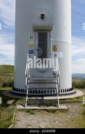 Porte d'accès en acier et marches à la base de l'éolienne à la ferme éolienne scout de rochdale, au nord-ouest de l'angleterre royaume-uni Banque D'Images