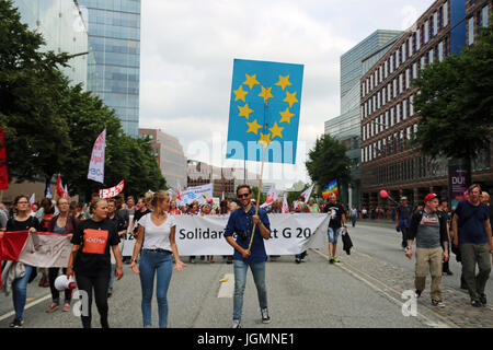 Hambourg, Allemagne. 08 juillet, 2017. Autour de 76.000 personnes se sont rassemblées pacifiquement à Hambourg pour protester contre G20 et à la solidarité. Crédit : Alexander Pohl/Pacific Press/Alamy Live News Banque D'Images