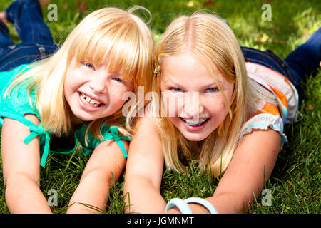 Portrait de deux sœurs de rire et s'amuser. Banque D'Images