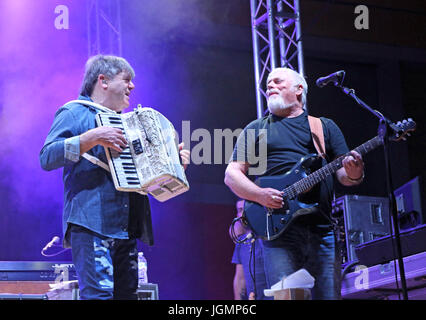 Bassano del Grappa, VI, Italie - 29 Avril 2017 : Carletti Beppe joue de l'accordéon et Falzone Cico guitariste d'un groupe de rock italien Nomadi sur t Banque D'Images