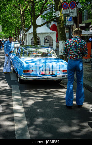 BERLIN - 17 juin 2017 : Deux hommes habillés dans le style des années 70, regardez Mercedes-Benz 220 SE. Les Classic Days Berlin 2017. Banque D'Images