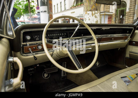BERLIN - 17 juin 2017 : Cabine d'une voiture de luxe pleine grandeur 225 Buick Electra Limited, 1967. Les Classic Days Berlin 2017. Banque D'Images