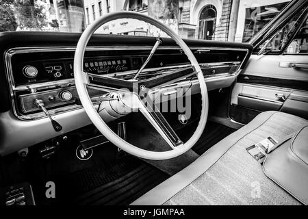 BERLIN - 17 juin 2017 : Cabine d'une voiture de luxe pleine grandeur 225 Buick Electra Limited, 1967. Noir et blanc. Les Classic Days Berlin 2017. Banque D'Images