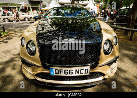 BERLIN - 17 juin 2017 : personnel à la voiture de luxe Bentley Continental Supersports, 2017. Les Classic Days Berlin 2017. Banque D'Images