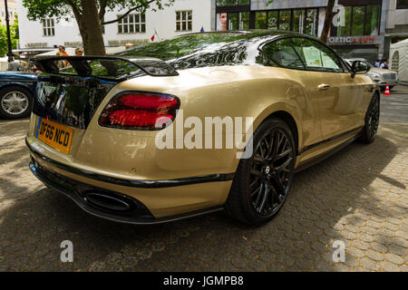 BERLIN - 17 juin 2017 : personnel à la voiture de luxe Bentley Continental Supersports, 2017. Vue arrière. Les Classic Days Berlin 2017. Banque D'Images