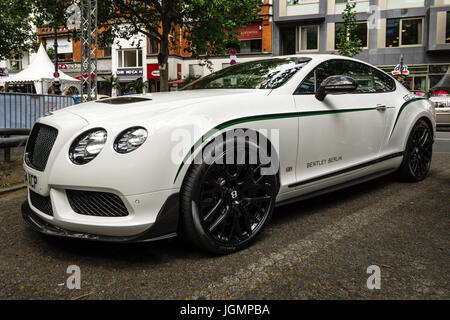 BERLIN - 17 juin 2017 : personnel à la voiture de luxe Bentley Continental GT, 2017. Les Classic Days Berlin 2017. Banque D'Images