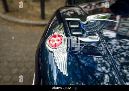 BERLIN - 17 juin 2017 : Bentley's hood ornament. Close-up. Les Classic Days Berlin 2017. Banque D'Images