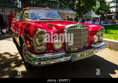 BERLIN - 17 juin 2017 : Une grande voiture de luxe Mercedes-Benz 220 SE Coupé (W111). Les Classic Days Berlin 2017. Banque D'Images