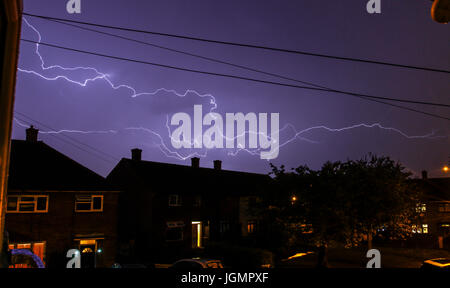 Météo britannique. Thunder storm dans les premières heures du matin avec la foudre spectaculaire au-dessus de dormir chez eux. Lound thunder et lumineux la foudre. Banque D'Images