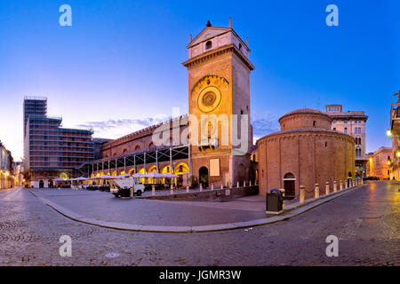 La ville de Mantoue Piazza delle Erbe soir vue, capitale européenne de la culture et de l'UNESCO World Heritage site, région Lombardie Italie Banque D'Images