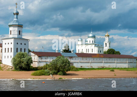 L'ensemble architectural de la rue George (Yuriev)mâle orthodoxe monastère sur la rive de la rivière Volkhov. Veliki Novgorod. La Russie. Banque D'Images