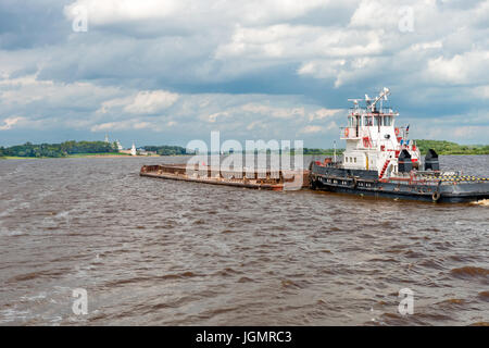 La barge est sur la rivière Volkhov. Veliki Novgorod. La Russie. Banque D'Images