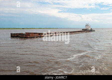 La barge est sur la rivière Volkhov. Veliki Novgorod. La Russie. Banque D'Images