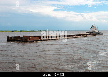 La barge est sur la rivière Volkhov. Veliki Novgorod. La Russie. Banque D'Images