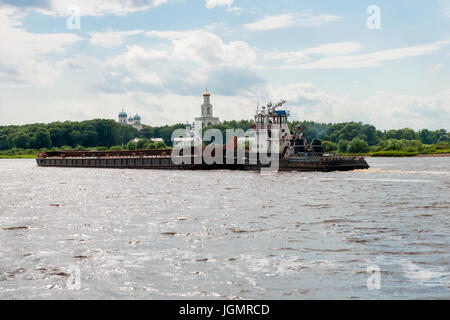 La barge est sur la rivière Volkhov. Veliki Novgorod. La Russie. Banque D'Images