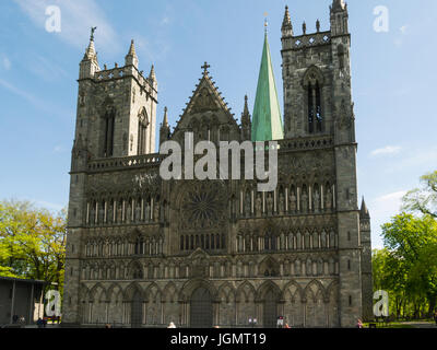 Bâtiment emblématique Cathédrale de Nidaros à Trondheim le comté de Sør-Trøndelag en Norvège, avec des sculptures de saints et rose Banque D'Images