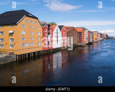 Afficher le long de la rivière Nidelva flanquée de bâtiments colorés bien entretenu, la ville de Trondheim et commune dans le comté de Sør-Trøndelag en Norvège Banque D'Images