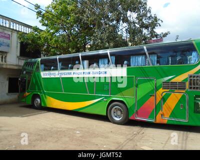 Arrêt de Bus pour Phnom Penh à Poipet la province de Banteay Meanchey Cambodge un semblant d'Ghetto chaotique pauvre ville sur la ligne frontière Thaïlande Banque D'Images