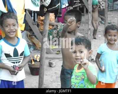 Les enfants de la pauvreté de Poipet au Cambodge la province de Banteay Meanchey Banque D'Images