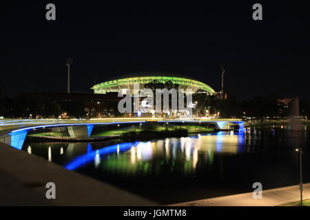 Adelaide, Australie, la nuit vue du stade de cricket et Aussie rules baigné dans le vert et jaune typique du drapeau national australien Banque D'Images