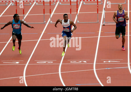 La société britannique David Omoregie (au centre) remporte la chaleur des hommes 1 110 mètres haies lors des Jeux de Londres 2017 Muller anniversaire au stade de Londres. Banque D'Images