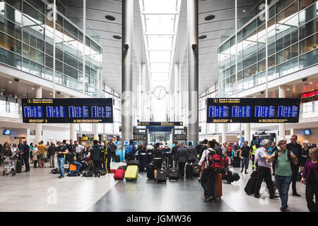 Les passagers dans le hall des arrivées à l'aéroport de Kastrup à Copenhague, Danemark. Banque D'Images