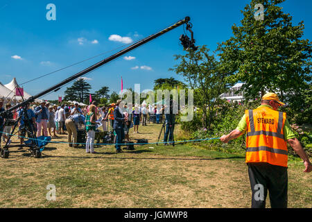 L'équipe de la BBC avec le présentateur Joe Swift à l'exposition London Glades au RHS Hampton court Flower Show, Londres, Angleterre, Royaume-Uni Banque D'Images