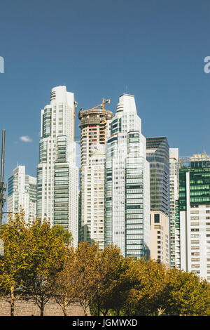 BUENOS AIRES, ARGENTINE - mayo 09, 2017 : Gratte-ciel moderne de haute élévation, appartements et immeubles de bureaux, des tours à Puerto Madero Buenos Aires bueno Banque D'Images