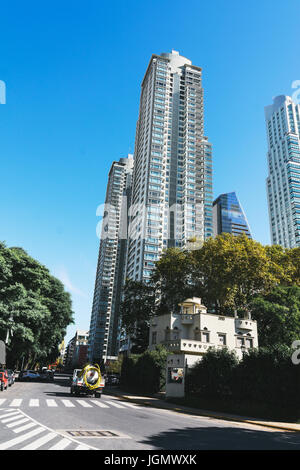 BUENOS AIRES, ARGENTINE - mayo 09, 2017 : Gratte-ciel moderne de haute élévation, appartements et immeubles de bureaux, des tours à Puerto Madero Buenos Aires bueno Banque D'Images