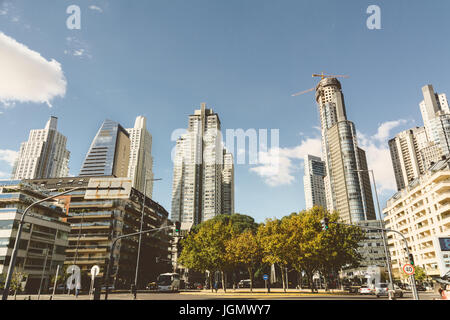 BUENOS AIRES, ARGENTINE - mayo 09, 2017 : Gratte-ciel moderne de haute élévation, appartements et immeubles de bureaux, Azucena Villaflor street, tours à puerto mad Banque D'Images