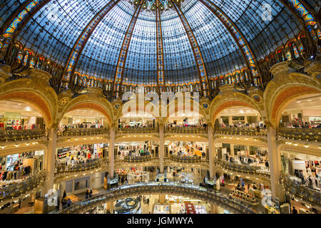 PARIS, FRANCE - JUN 18, 2015 : vue de l'intérieur du centre commercial Les Galeries Lafayette à Paris. Banque D'Images