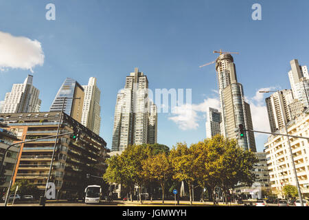 BUENOS AIRES, ARGENTINE - mayo 09, 2017 : Gratte-ciel moderne de haute élévation, appartements et immeubles de bureaux, Azucena Villaflor street, tours à puerto mad Banque D'Images