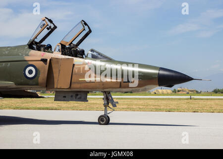 LARISSA, GRÈCE - 4 mai 2017 : l'Armée de l'Air hellénique RF-4E Phantom II jet taxiing après l'un de ses derniers vols. 348 Suspension de l'escadron de reconnaissance Banque D'Images