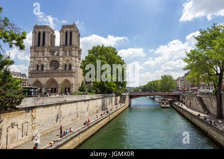 PARIS - le 19 juin 2015 : vue sur la cathédrale Notre Dame le long de la Seine au coeur de Paris. Banque D'Images