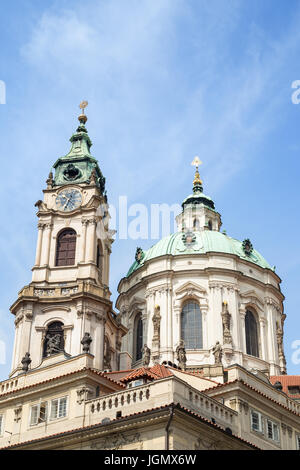 Vue de la tour et le dôme de l'église de Saint Nicolas (St. Nicholas Church) dans Mala Strana ou petite ville à Prague, en République tchèque, dans la journée. Banque D'Images