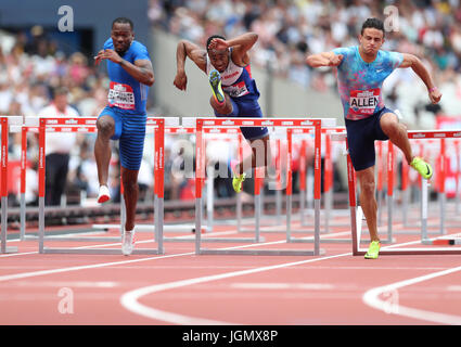 David Omoregie (au centre), en Grande-Bretagne, participe à la finale de 110m haies lors des Jeux d'anniversaire de Muller à Londres en 2017 au stade de Londres. Appuyez sur Association photo. Date de la photo dimanche 9 2017 juillet. Le crédit photo devrait être Chris Radburn/PA Banque D'Images