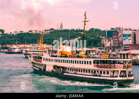 Istanbul, Turquie - 22 juin 2017 : vue depuis le pont de Galata sur le terminal du ferry à Sirkeci Eminonu/par temps clair. Banque D'Images